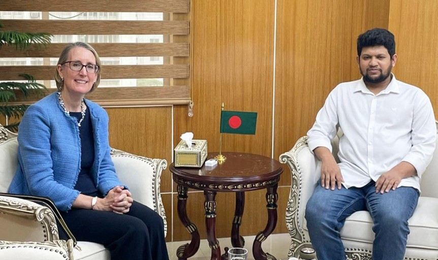তথ্য উপদেষ্টার সঙ্গে ব্রিটিশ হাইকমিশনারের সাক্ষাৎ